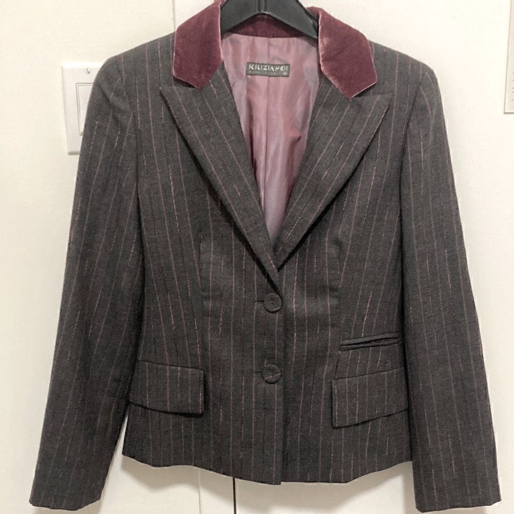 Krizia Poi Wool Jacket with Velvet Color Gray with magenta pin stripe. Size 40.
